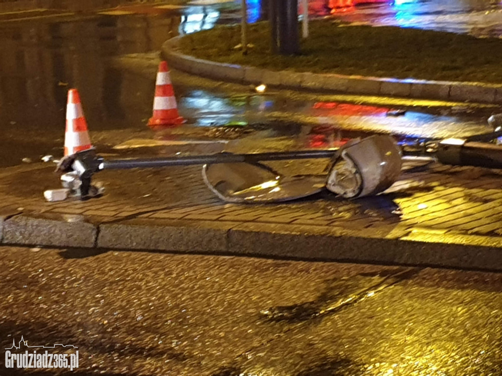 Kolizja na rondzie. Kierowca uciekł z miejsca zdarzenia