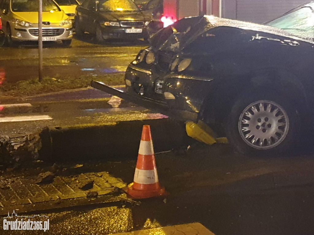 Kolizja na rondzie. Kierowca uciekł z miejsca zdarzenia