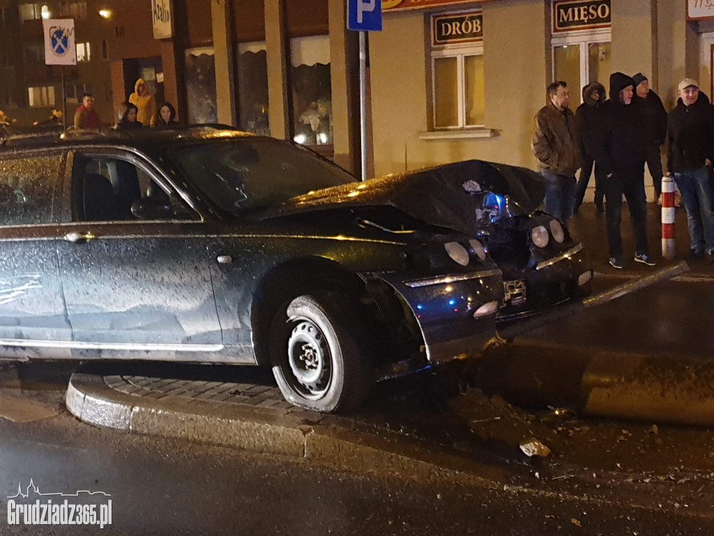 Kolizja na rondzie. Kierowca uciekł z miejsca zdarzenia