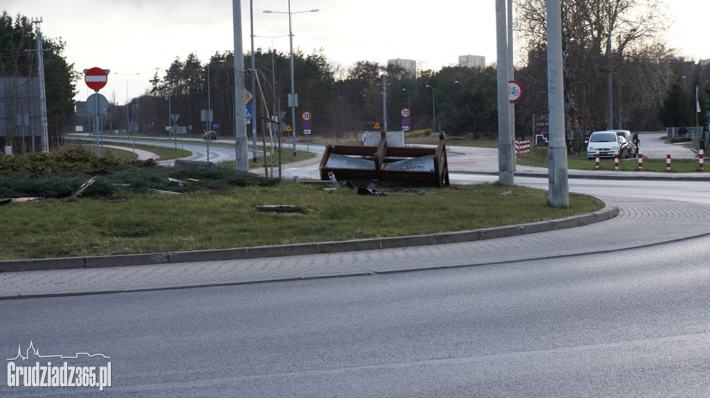 Pijany kierowca środkiem ronda