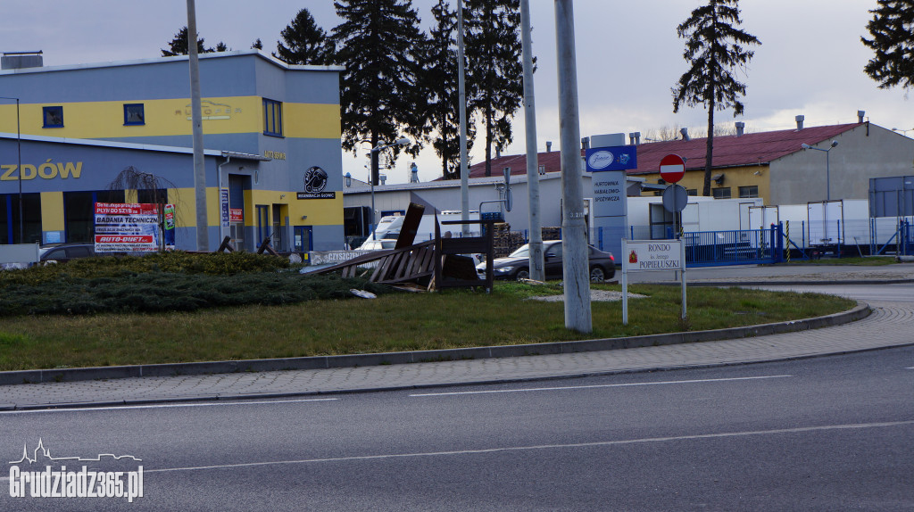 Pijany kierowca środkiem ronda