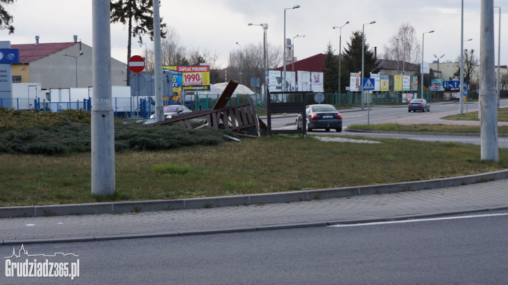 Pijany kierowca środkiem ronda
