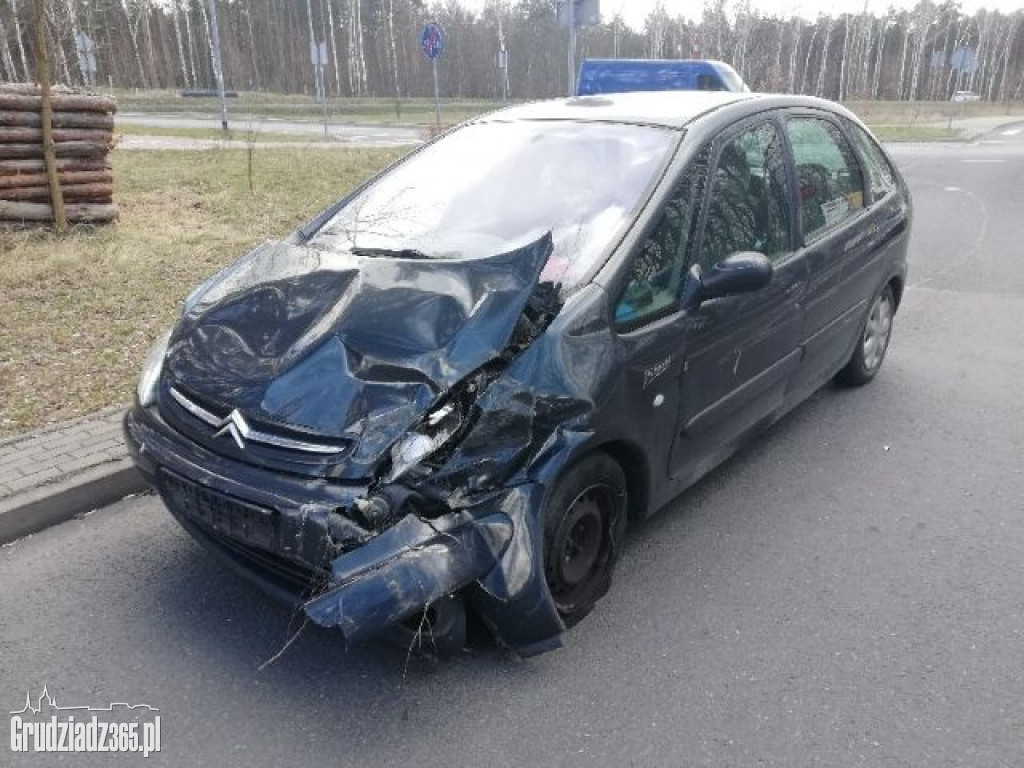 Pijany kierowca środkiem ronda