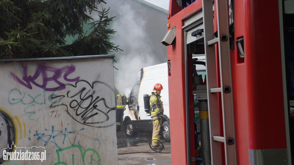 Spaliła się kabina samochodu dostawczego
