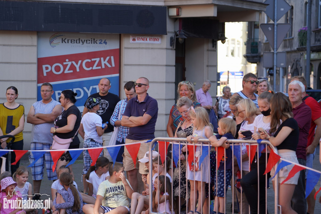 Baśniowa podróż klaunów spektakl uliczny - fotorelacja