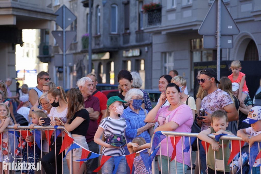 Baśniowa podróż klaunów spektakl uliczny - fotorelacja