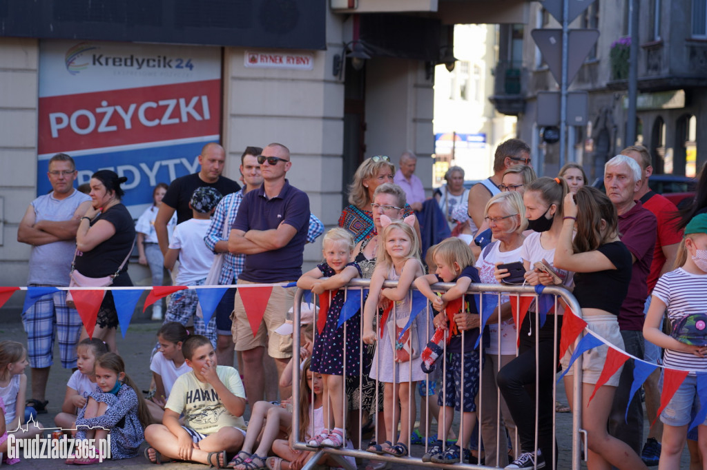 Baśniowa podróż klaunów spektakl uliczny - fotorelacja