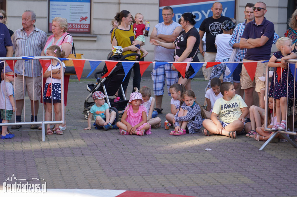 Baśniowa podróż klaunów spektakl uliczny - fotorelacja