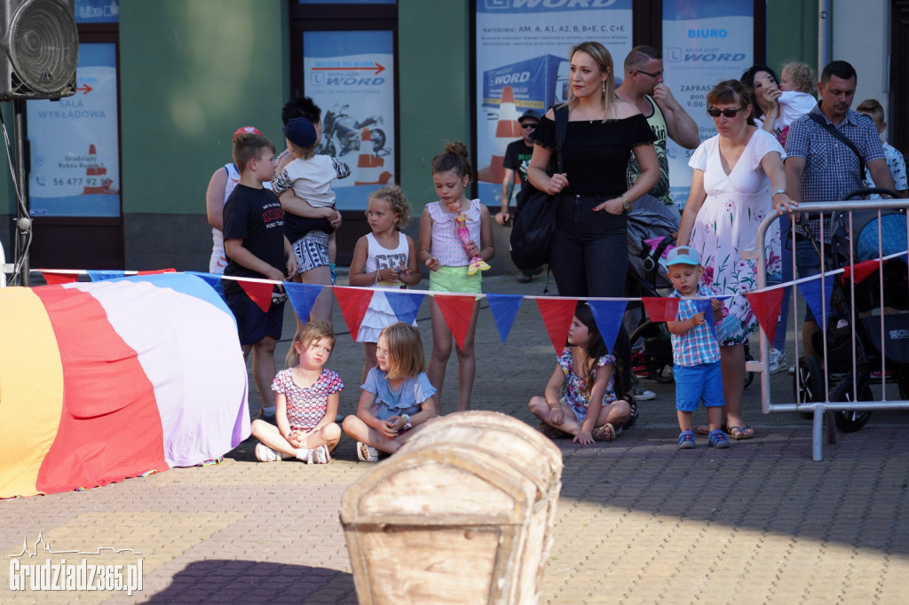 Baśniowa podróż klaunów spektakl uliczny - fotorelacja