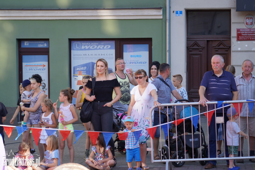 Baśniowa podróż klaunów spektakl uliczny - fotorelacja