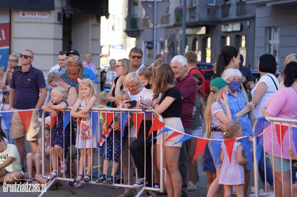 Baśniowa podróż klaunów spektakl uliczny - fotorelacja