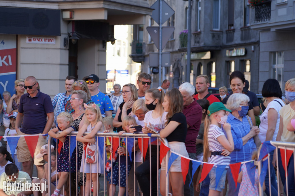 Baśniowa podróż klaunów spektakl uliczny - fotorelacja