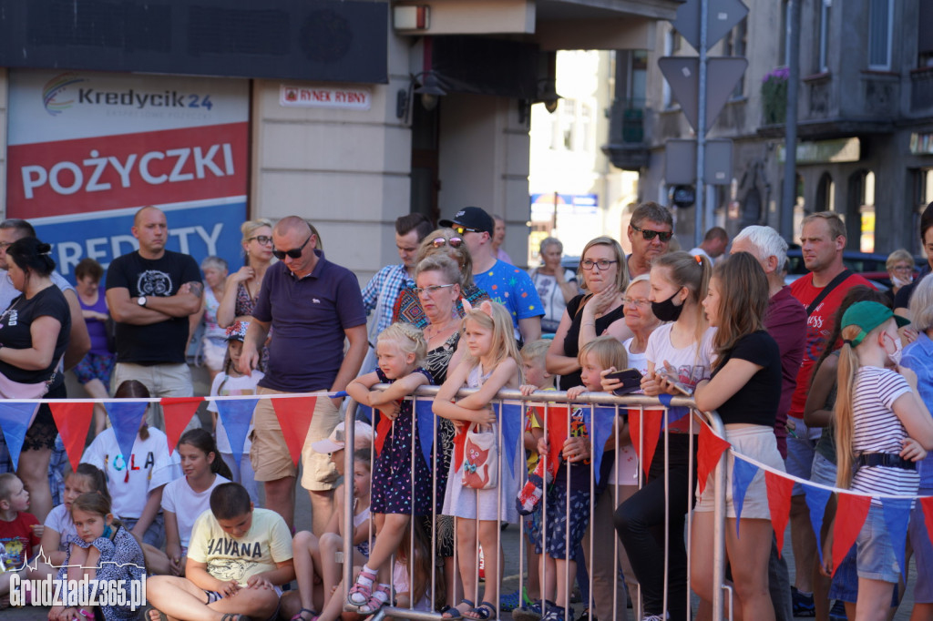 Baśniowa podróż klaunów spektakl uliczny - fotorelacja