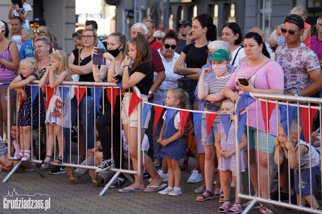 Baśniowa podróż klaunów spektakl uliczny - fotorelacja