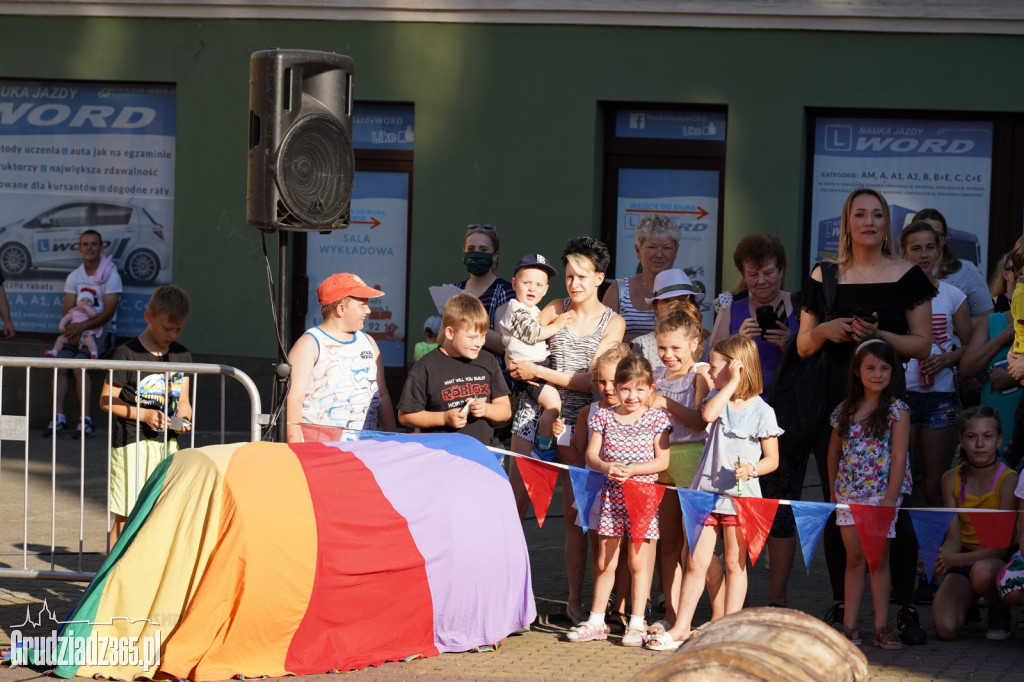 Baśniowa podróż klaunów spektakl uliczny - fotorelacja