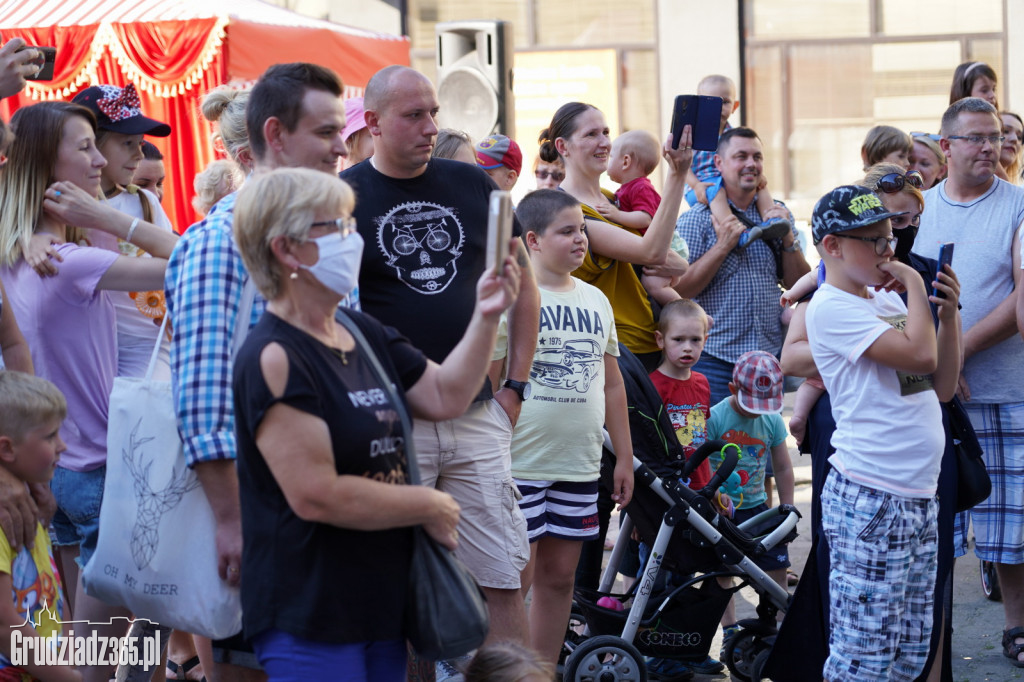 Baśniowa podróż klaunów spektakl uliczny - fotorelacja