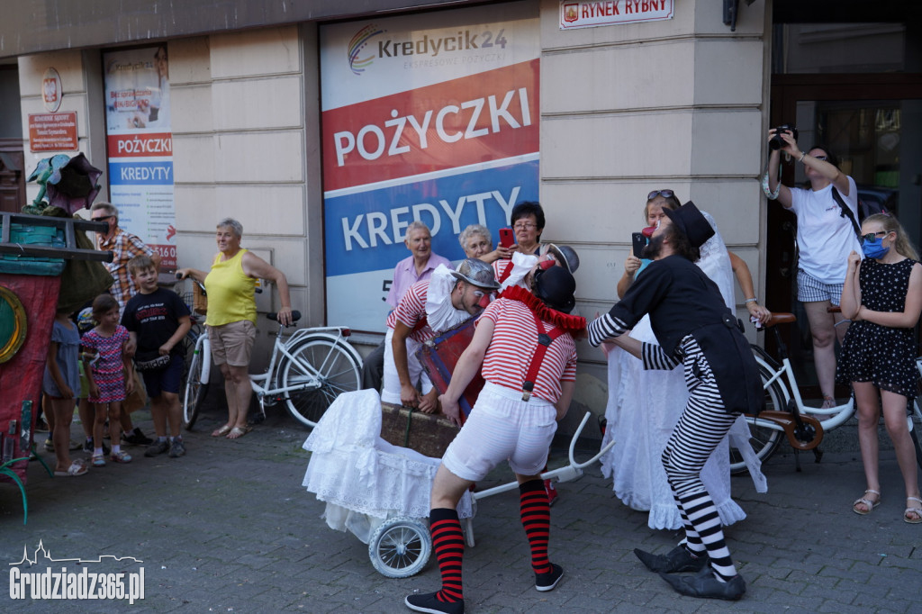 Baśniowa podróż klaunów spektakl uliczny - fotorelacja