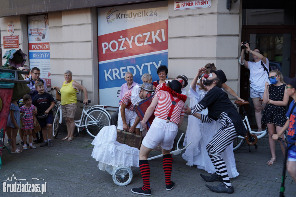 Baśniowa podróż klaunów spektakl uliczny - fotorelacja