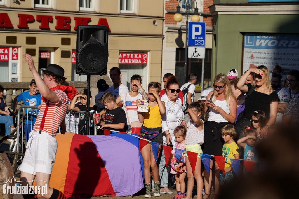 Baśniowa podróż klaunów spektakl uliczny - fotorelacja