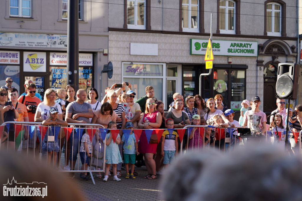 Baśniowa podróż klaunów spektakl uliczny - fotorelacja