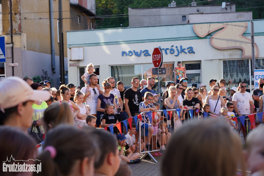 Baśniowa podróż klaunów spektakl uliczny - fotorelacja