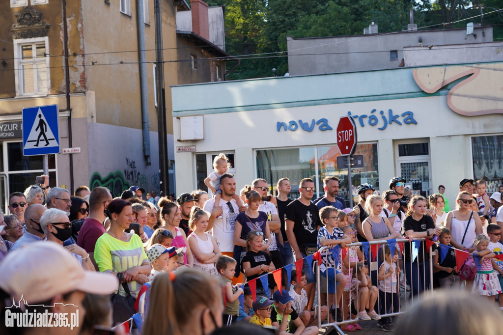 Baśniowa podróż klaunów spektakl uliczny - fotorelacja