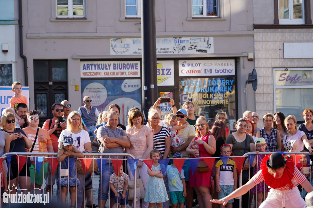 Baśniowa podróż klaunów spektakl uliczny - fotorelacja