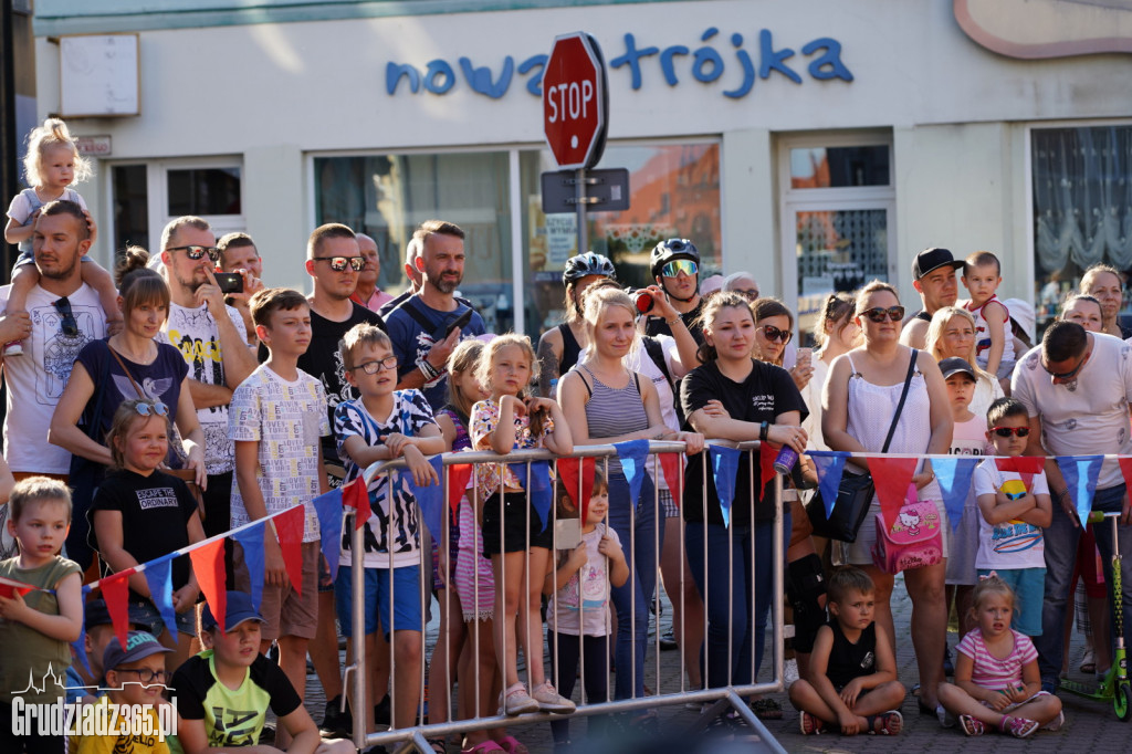 Baśniowa podróż klaunów spektakl uliczny - fotorelacja