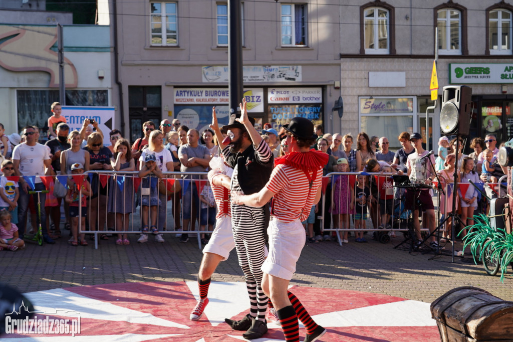 Baśniowa podróż klaunów spektakl uliczny - fotorelacja