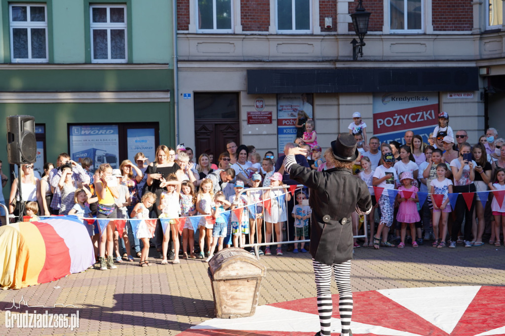 Baśniowa podróż klaunów spektakl uliczny - fotorelacja