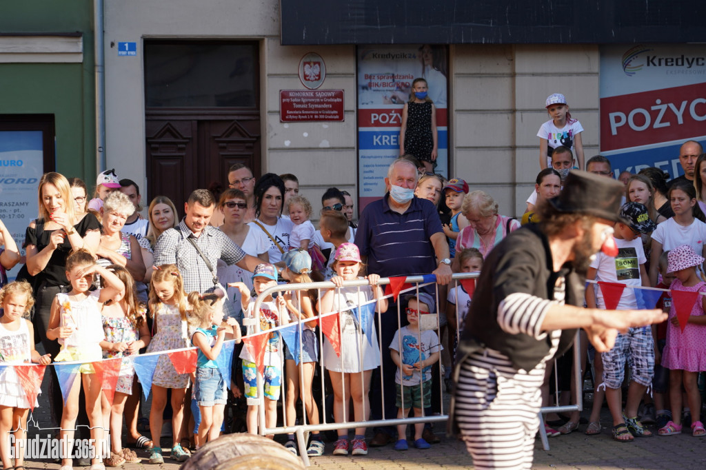 Baśniowa podróż klaunów spektakl uliczny - fotorelacja