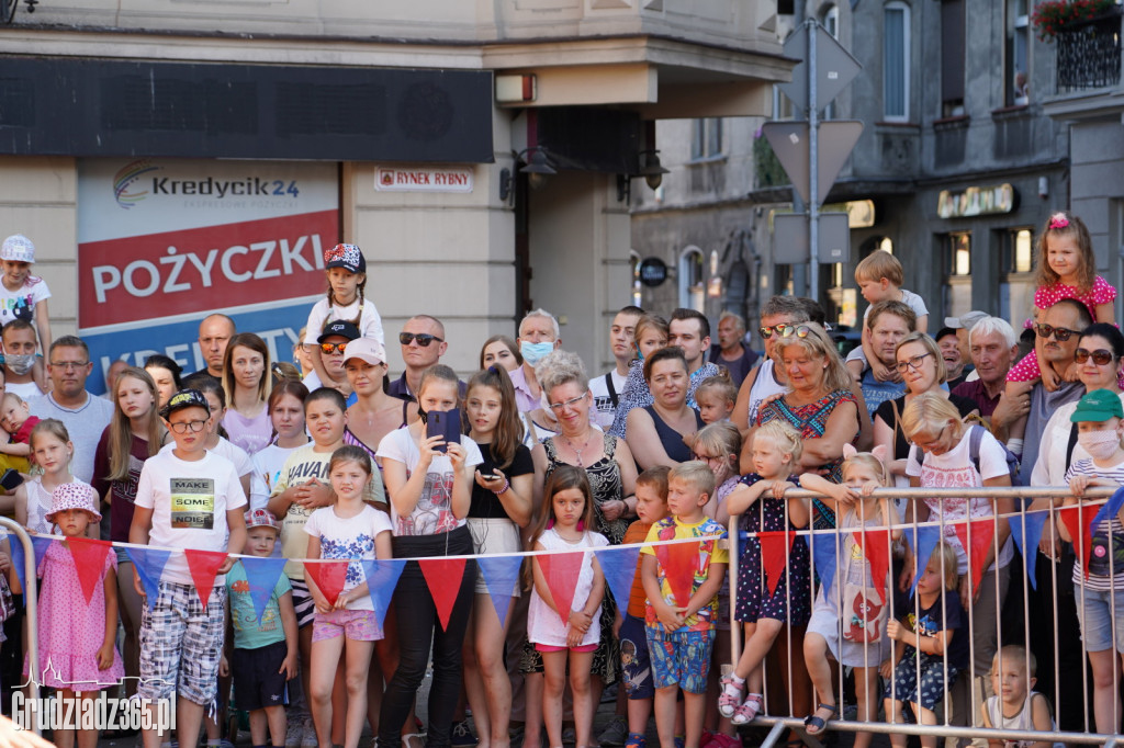 Baśniowa podróż klaunów spektakl uliczny - fotorelacja