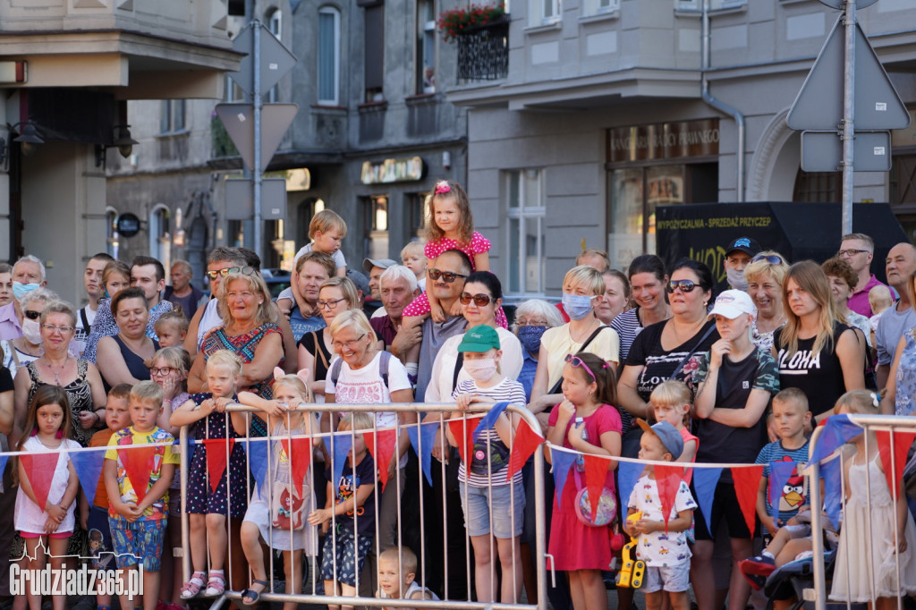 Baśniowa podróż klaunów spektakl uliczny - fotorelacja