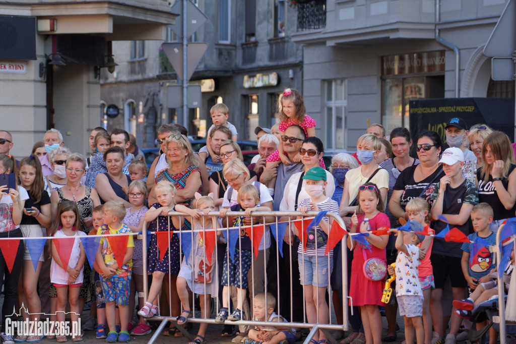 Baśniowa podróż klaunów spektakl uliczny - fotorelacja