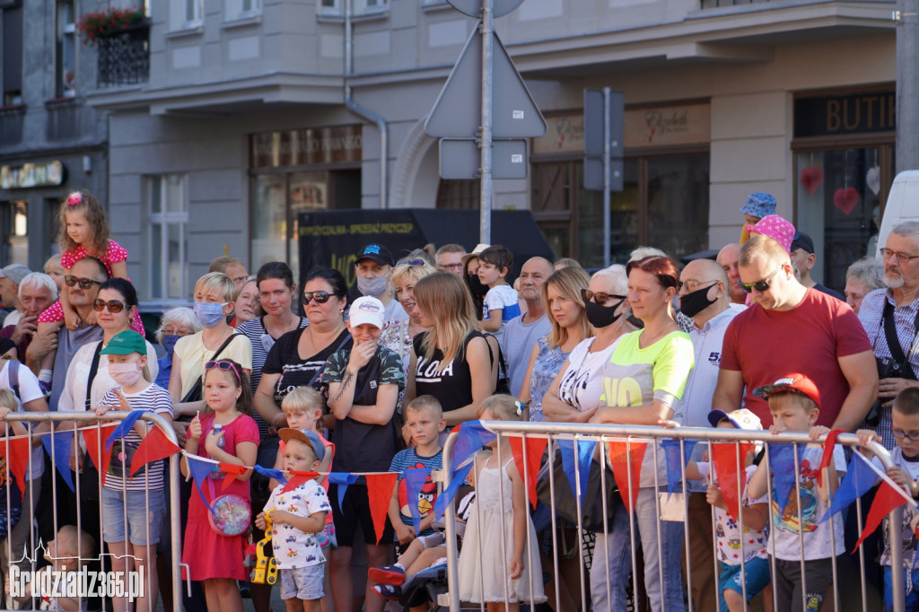 Baśniowa podróż klaunów spektakl uliczny - fotorelacja