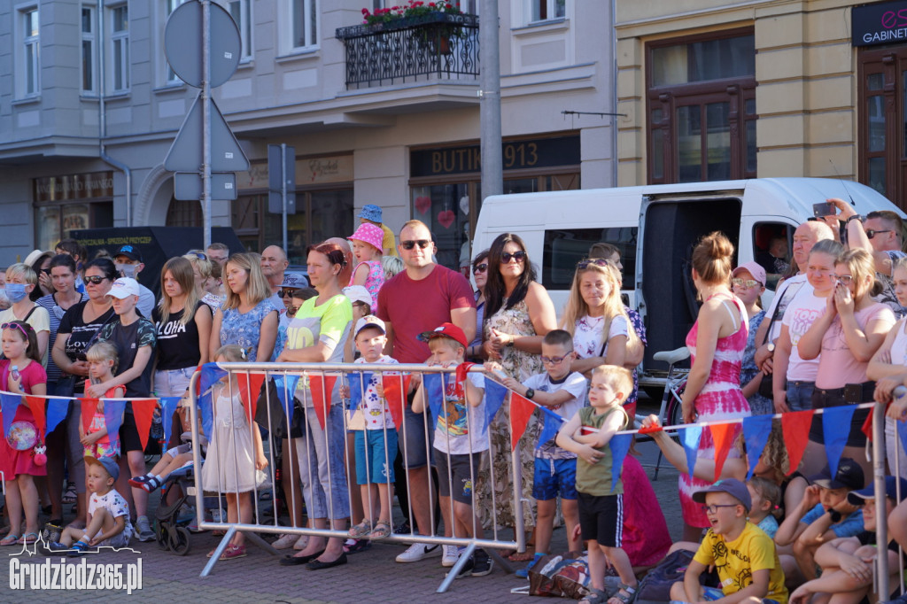 Baśniowa podróż klaunów spektakl uliczny - fotorelacja