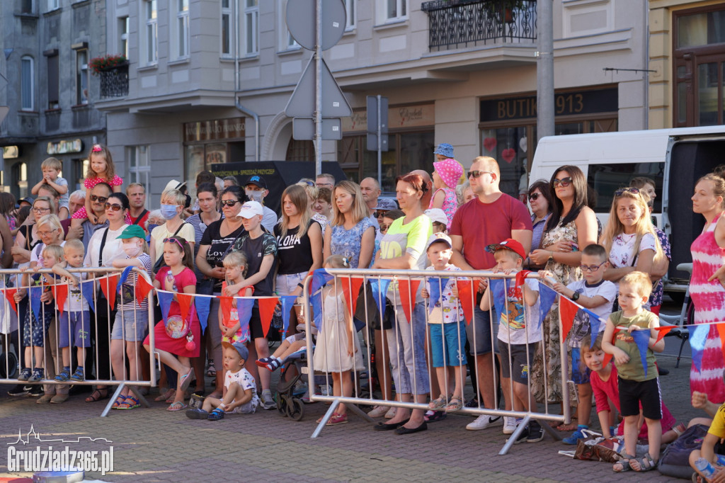 Baśniowa podróż klaunów spektakl uliczny - fotorelacja