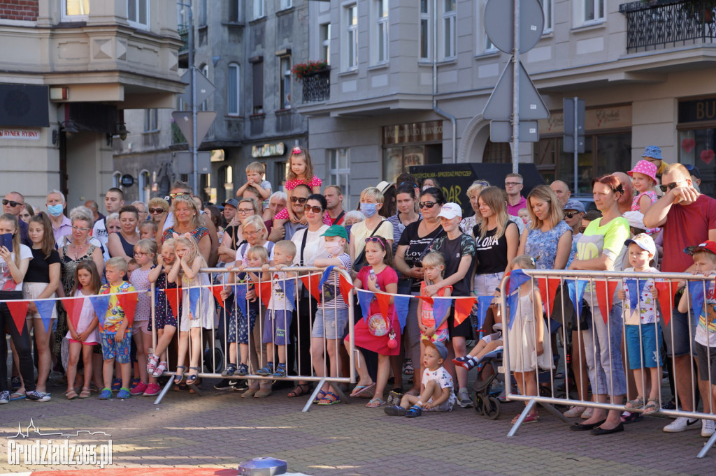 Baśniowa podróż klaunów spektakl uliczny - fotorelacja