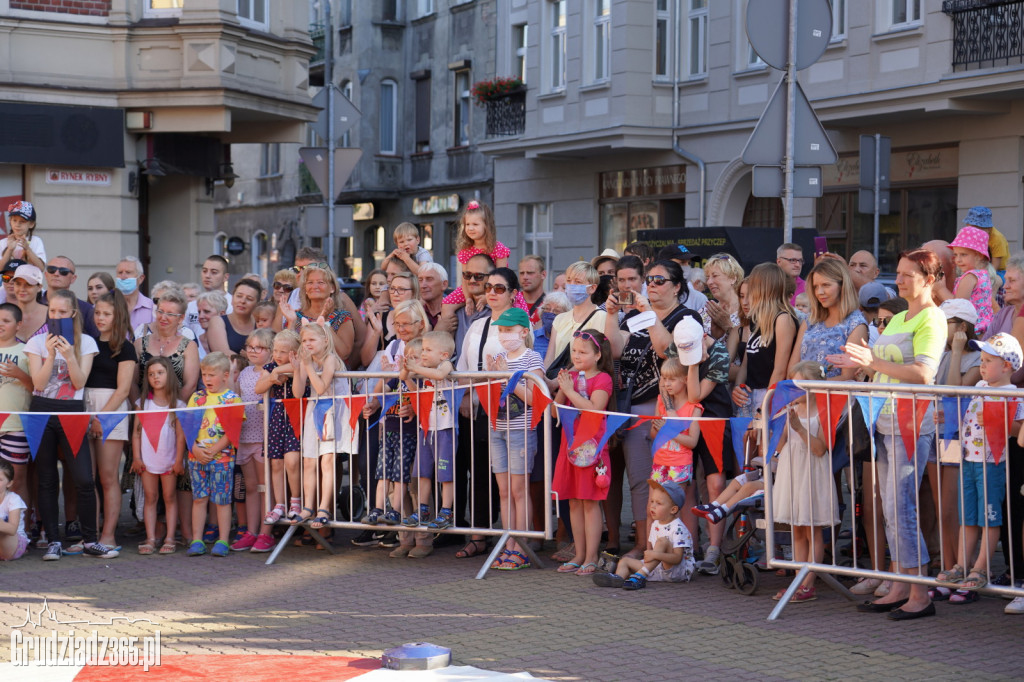 Baśniowa podróż klaunów spektakl uliczny - fotorelacja