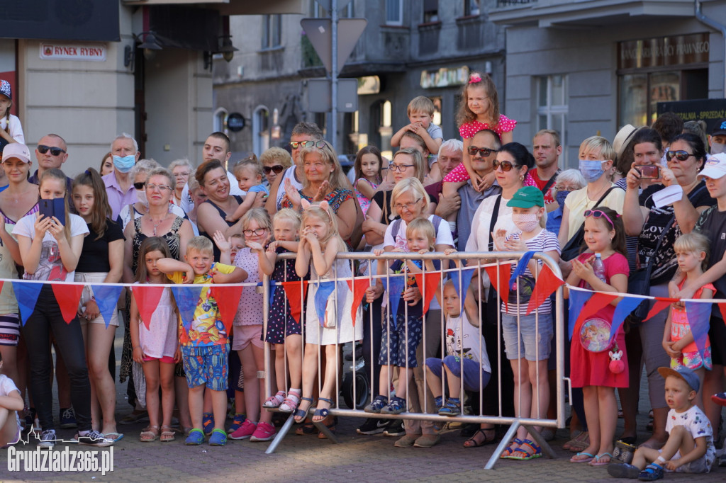 Baśniowa podróż klaunów spektakl uliczny - fotorelacja