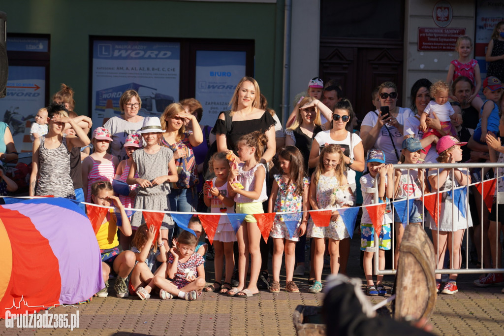 Baśniowa podróż klaunów spektakl uliczny - fotorelacja