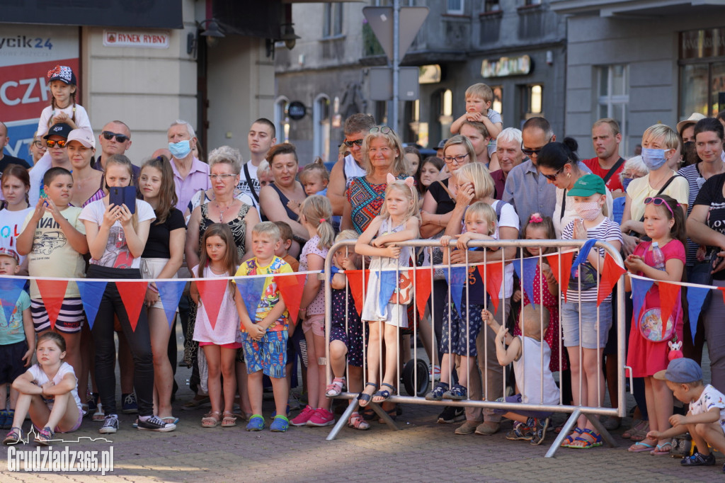 Baśniowa podróż klaunów spektakl uliczny - fotorelacja