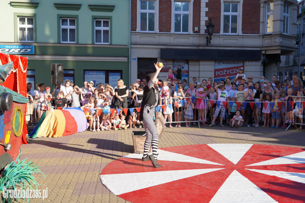 Baśniowa podróż klaunów spektakl uliczny - fotorelacja