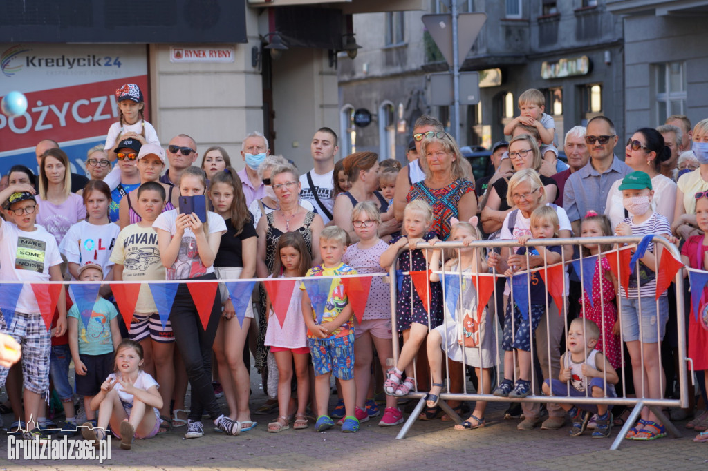 Baśniowa podróż klaunów spektakl uliczny - fotorelacja