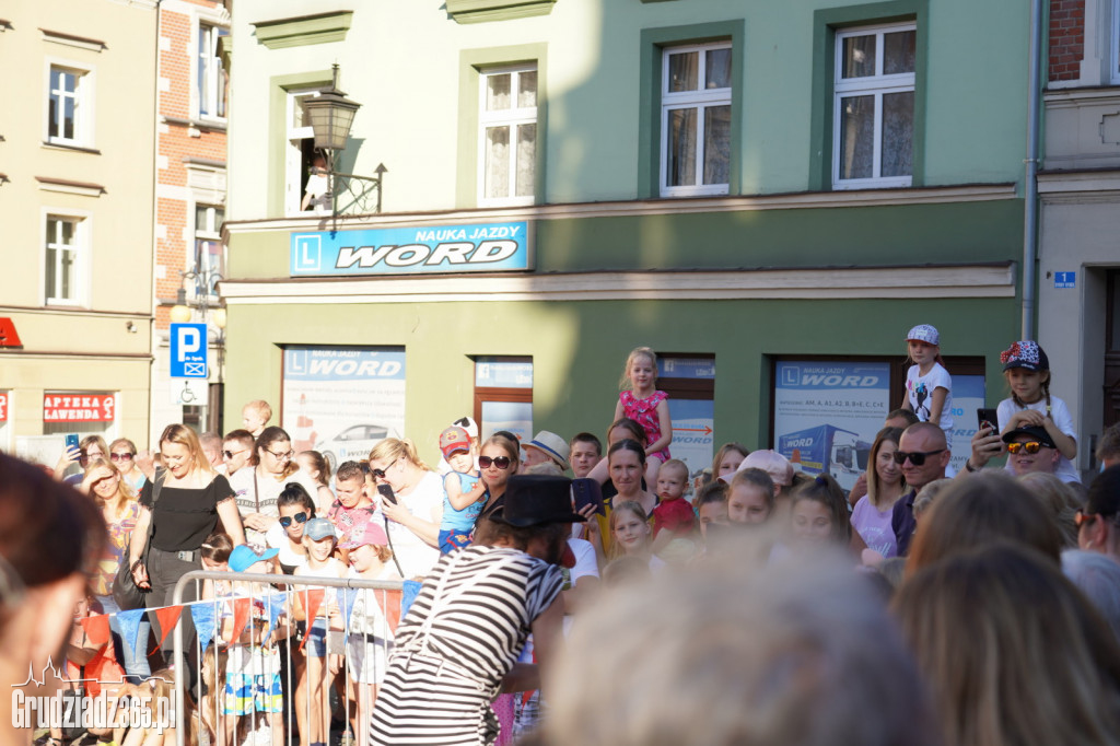 Baśniowa podróż klaunów spektakl uliczny - fotorelacja