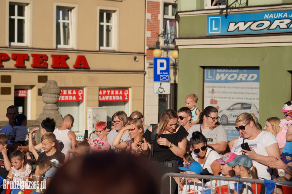 Baśniowa podróż klaunów spektakl uliczny - fotorelacja