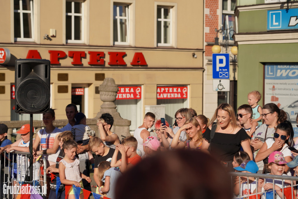 Baśniowa podróż klaunów spektakl uliczny - fotorelacja