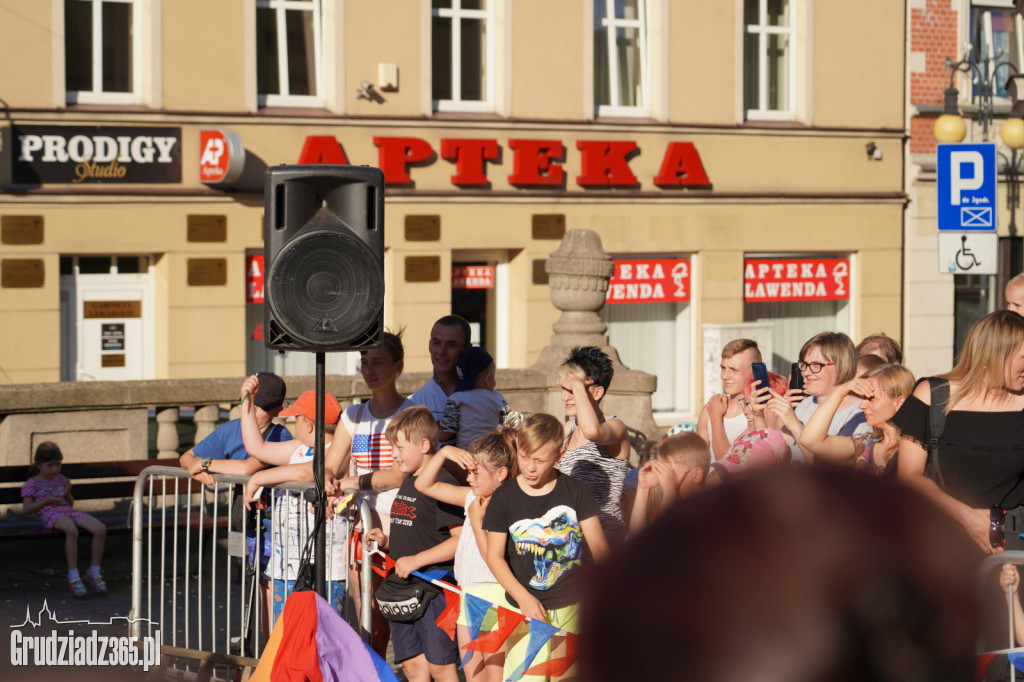 Baśniowa podróż klaunów spektakl uliczny - fotorelacja