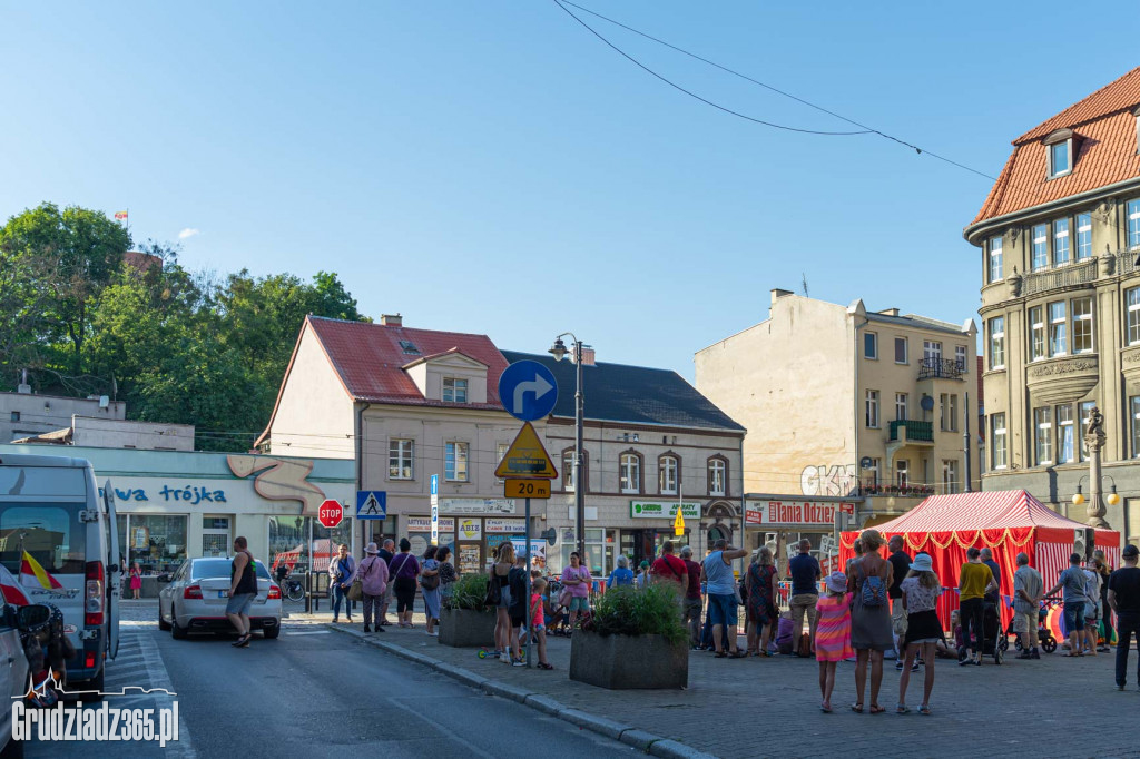 Baśniowa podróż klaunów spektakl uliczny - fotorelacja