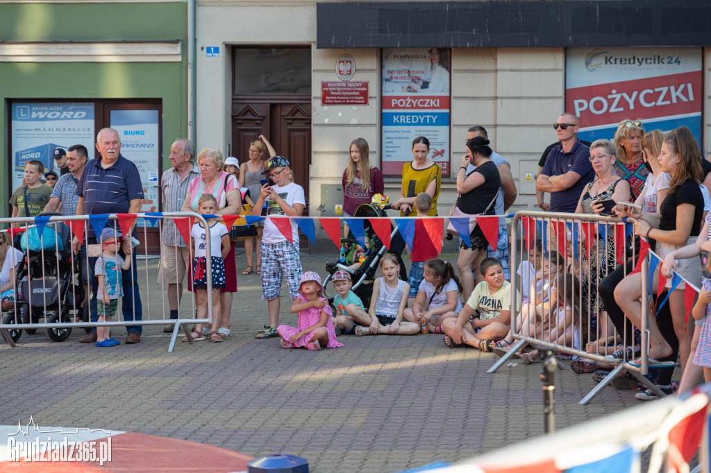 Baśniowa podróż klaunów spektakl uliczny - fotorelacja